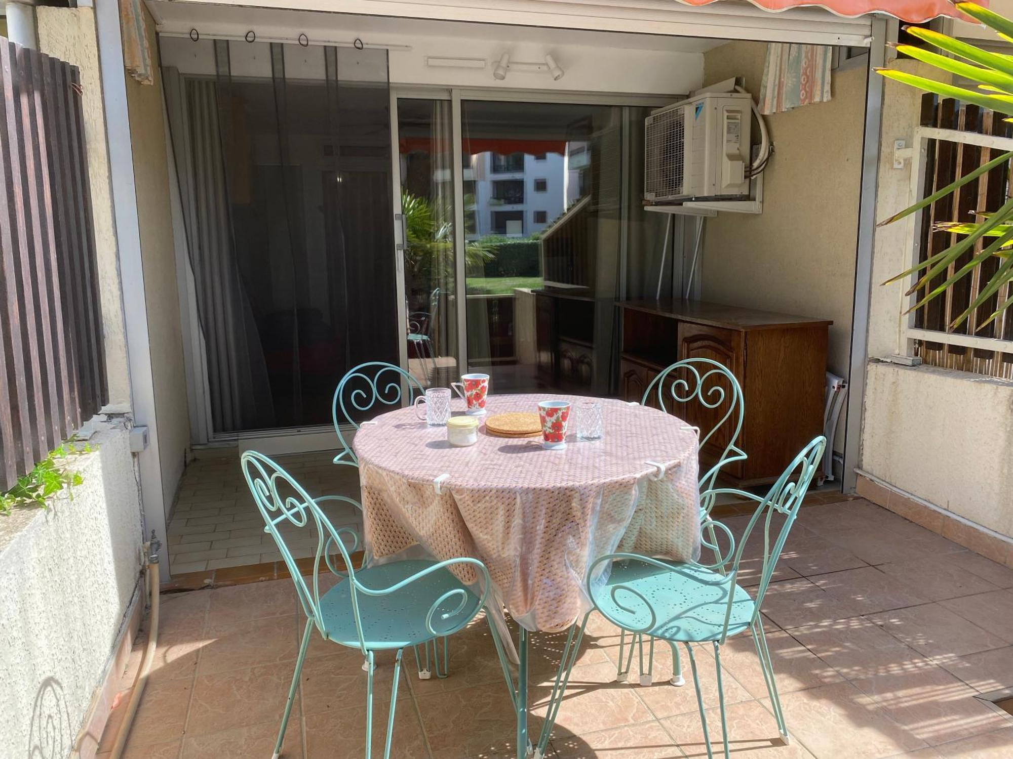 Studio 4 couchages avec grande terrasse en rez-de-jardin à deux pas des plages Le Grau-du-Roi Esterno foto