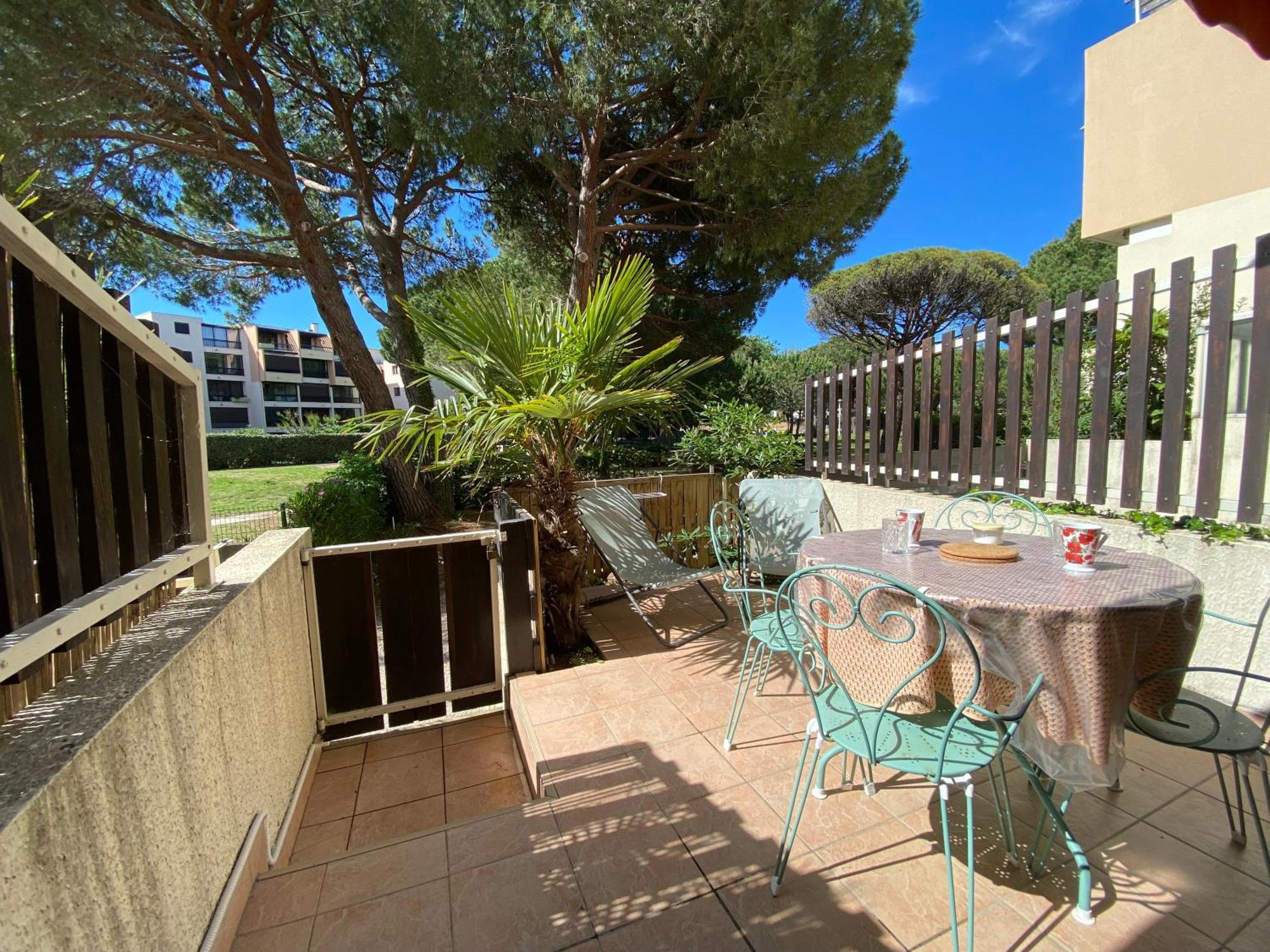 Studio 4 couchages avec grande terrasse en rez-de-jardin à deux pas des plages Le Grau-du-Roi Esterno foto