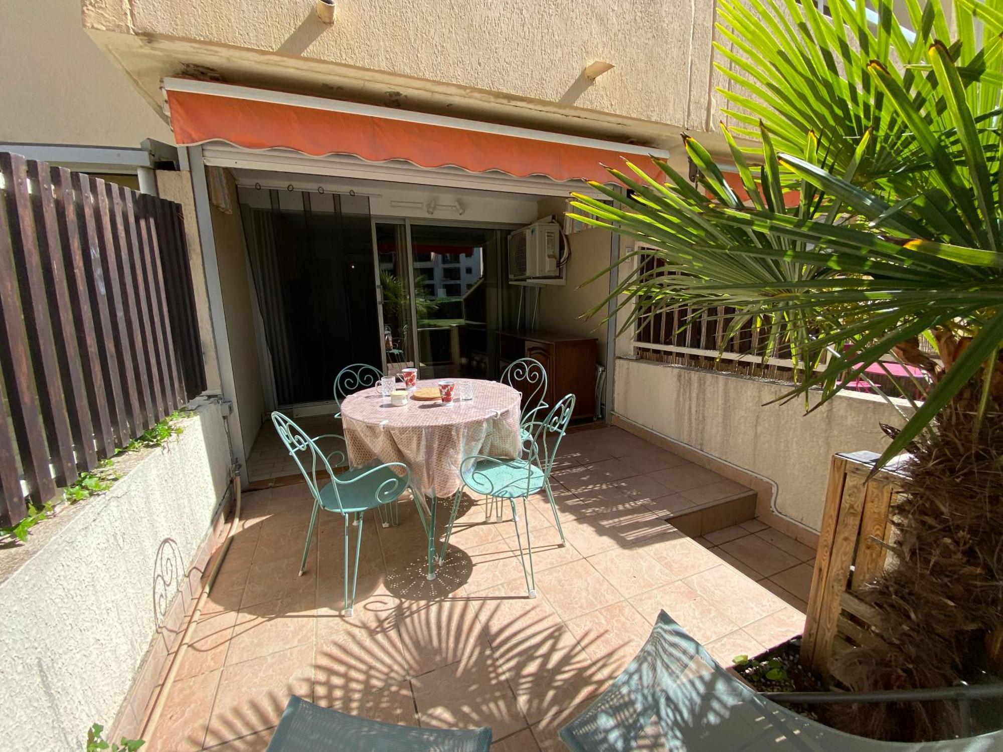 Studio 4 couchages avec grande terrasse en rez-de-jardin à deux pas des plages Le Grau-du-Roi Esterno foto
